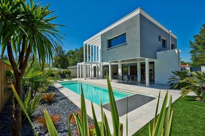 Maison contemporaine avec une piscine