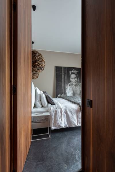 Maison contemporaine en béton noir avec passerelle en verre et terrasse sur piscine près de Bordeaux