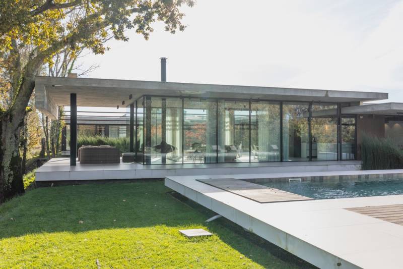 Architecture haut de gamme à Bordeaux : volumes épurés et transparence