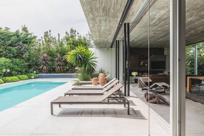 Architecture contemporaine à Bordeaux avec grandes baies vitrées ouvertes sur le jardin