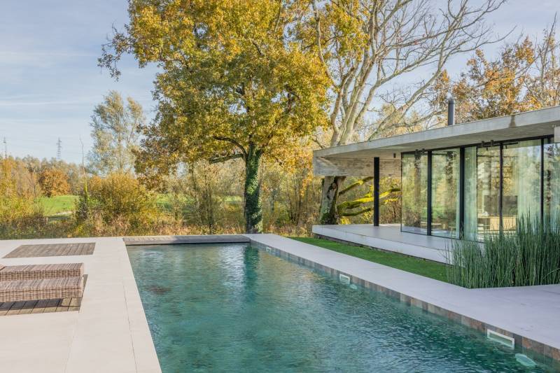 Villa en béton et verre avec piscine et terrasses, signée Hybre Architecte