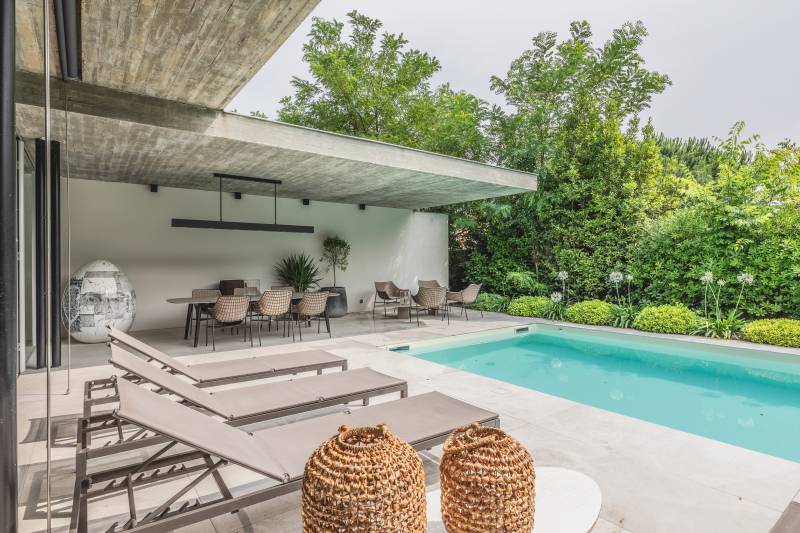 Séjour double hauteur dans une maison d’architecte moderne à Bordeaux