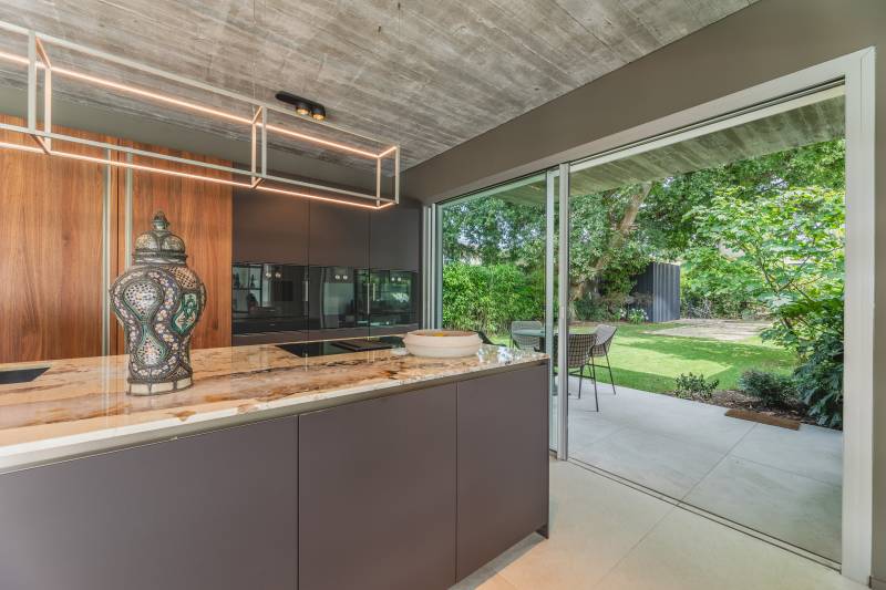 Villa contemporaine à Bordeaux avec architecture minimaliste et matériaux nobles