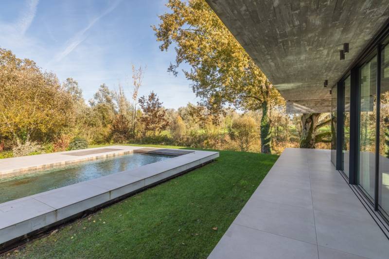 Patio central et séparation des espaces pour cette villa design à Caudéran