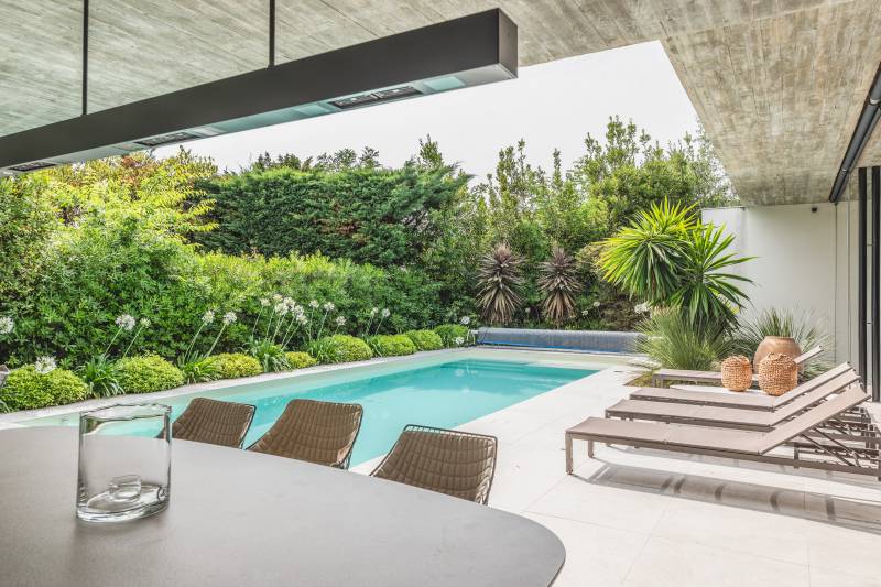 Salon lumineux d’une maison d’architecte conçue par Hybre Architecte Bordeaux