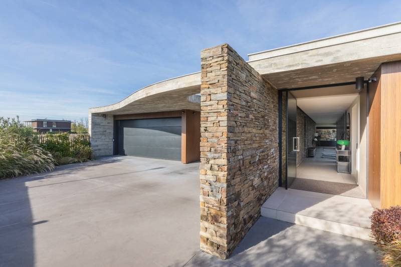 Hybre Architecte Bordeaux : villa minimaliste avec jacuzzi et pierre sèche