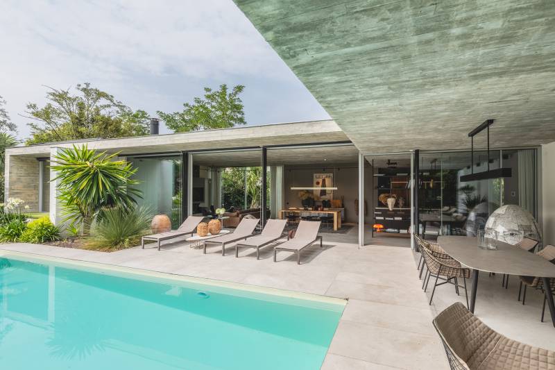 Architecture intérieure contemporaine avec bois et grandes ouvertures sur l’extérieur