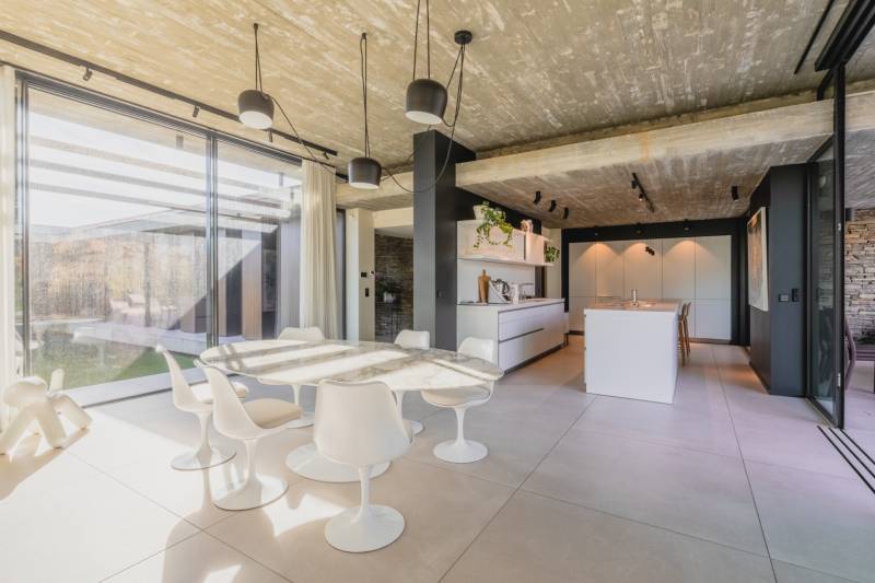 Bardage bois côté rue et façades vitrées côté jardin – Cap sur la lumière a bordeaux 