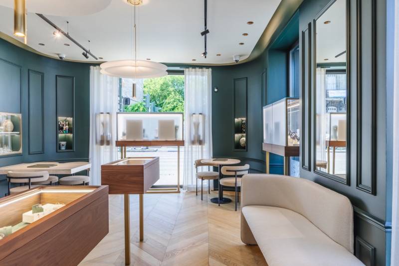 HYBRE ARCHITECTE révèle un espace raffiné, pensé comme un écrin pour les bijoux de la maison Jarnage.